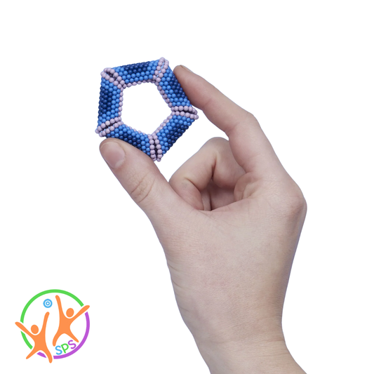 Hand holding Speks Bold Valiant set in-between their thumb and pointer finger