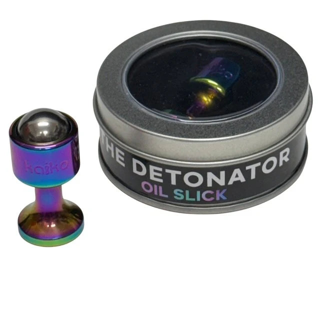 Oli slick detonator Kaiko Fidget next to window tin with fidget inside